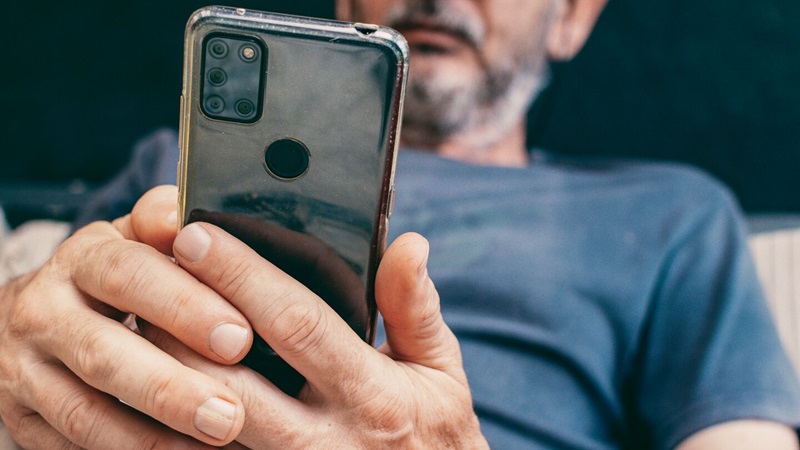 Mand kigger på sin telefon