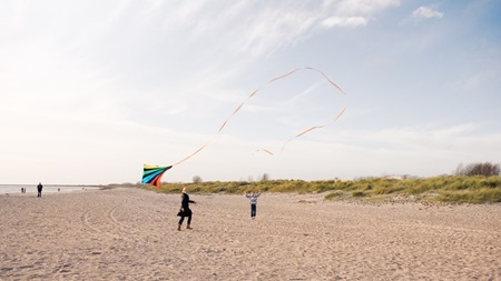 En mor leger med drager på stranden sammen med sin søn. En skilsmisse er en svær periode, som også har indvirkning på pensionen