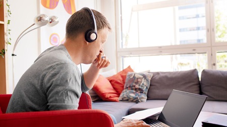 Mand arbejder på computer