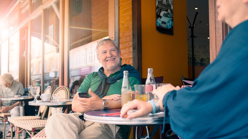 To mænd der drikker sodavand på en cafe